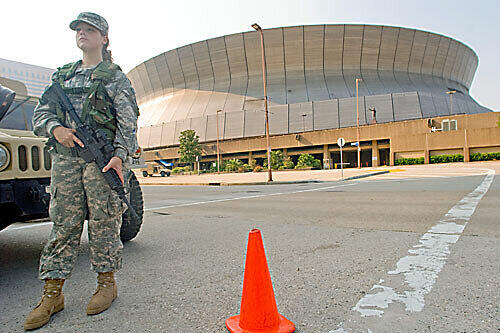 Eine Soldatin steht vor dem Superdome von New Orleans. Es sind Bilder, wie vor drei Jahren, als Hurrikan "Katrina" die Metropole am Mississippi verwüstete. Diesmal heißt die apokalyptische Gefahr "Gustav".