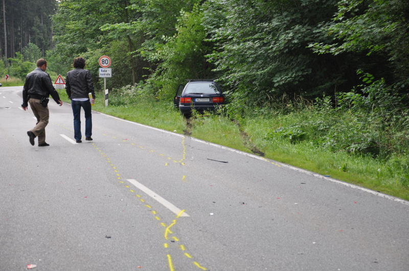 Der Wagen zerschellte an einem Baum - der Fahrer starb an der Unfallstelle.