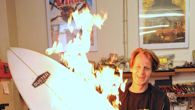 Surfbrett mit Special Effect: Wolfrik Fischer in seiner Neuhausener Werkstatt.