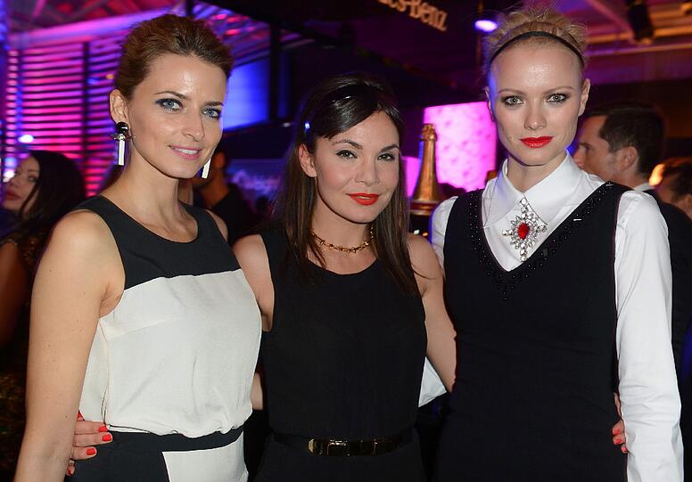 Die schönen Drei: Model Eva Padberg (links) mit ihren Freundinnen, Schauspielerin Nadine Warmuth (Mitte) und Model Franziska Knuppe bei der "Tribute to Bambi"-Gala in Berlin.