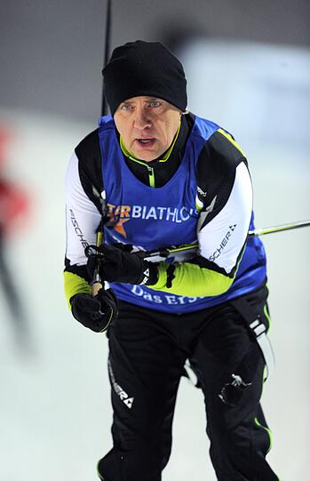 Und das gab's zu sehen beim Star-Biathlon 2013: Einen äußerst wackeligen Uwe Ochsenknecht auf der Loipe.