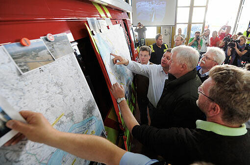 Bayerns Ministerpräsident Horst Seehofer lässt sich in Deggendorf über die Hochwasser-Situation informieren.