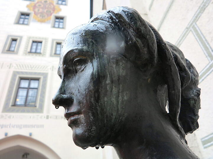 Trotz Regen immer noch bezaubernd: Die Statue der "Bezaubernden Julia" am Alten Rathaus.