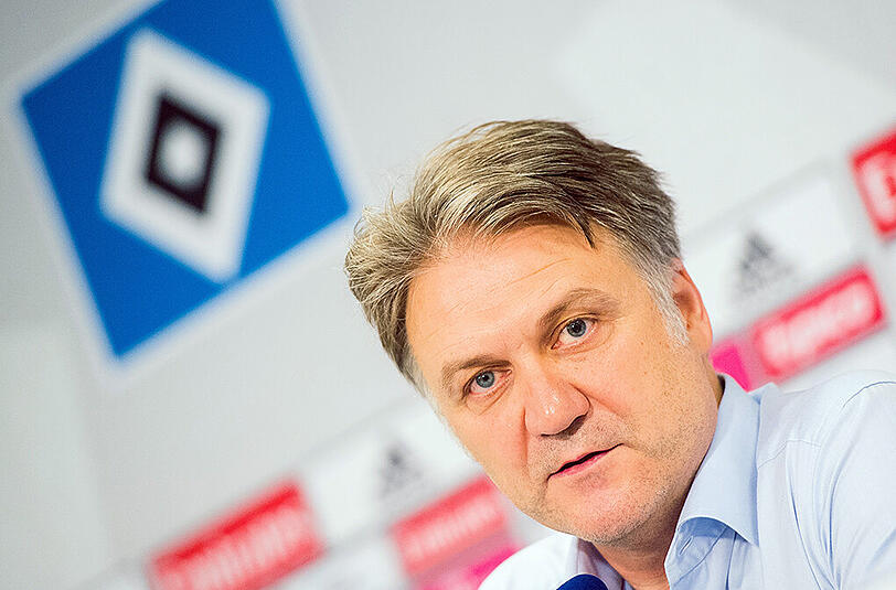 Vertraut seinem Sportdirektor Peter Knäbel trotz der Rucksack-Affäre: HSV-Vorstandsvorsitzender Dietmar Beiersdorfer.