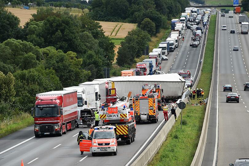 Sechs Lastwagen, ein Wohnmobil und ein Auto waren an dem Unfall bei Guxhagen beteiligt.