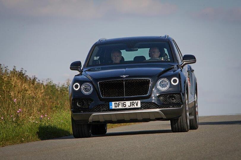 Erhabene Größe: Wenn ein Bentley Bentayga auftaucht, mutieren normale SUV zu mickrigen Erscheinungen.