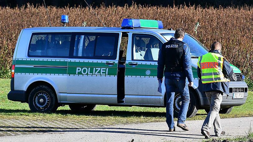 In einem Waldstück zwischen Kienberg und Schnaitsee sollen menschliche Leichenteile gefunden worden sein. Die Polizei ermittelt. Die Bilder.