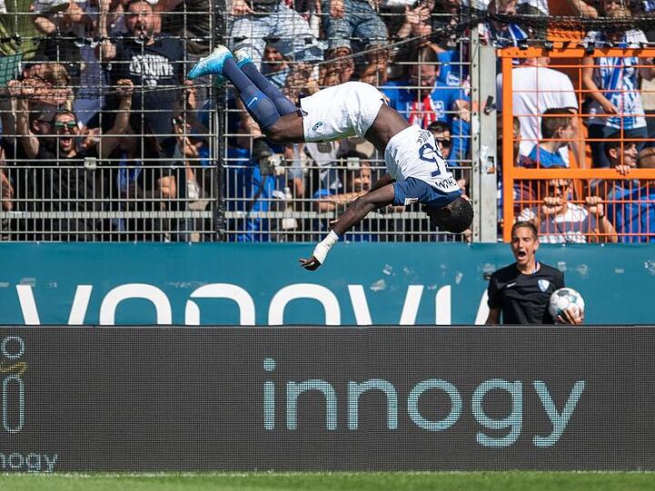 Bochums Silvere Ganvoula Mboussy jubelt mit einem Salto nach seinem Treffer zum 3:3.