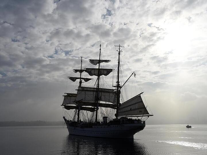 Die Gorch Fock läuft aus ihrem Heimathafen Kiel aus.