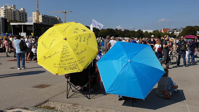 Mehr Schirme als Masken: Die Demonstration auf der Theresienwiese war gut besucht. Mehr Schirme als Masken: Die Demonstration auf der Theresienwiese war gut besucht.