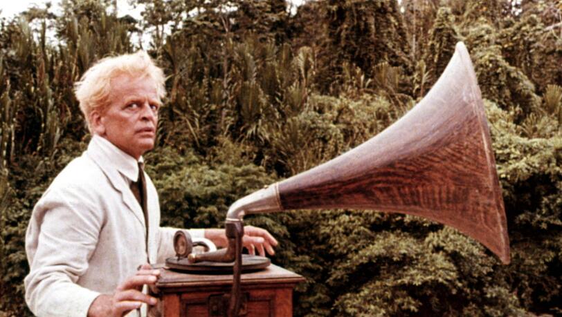 Opernplatten im Urwald: Klaus Kinski in Werner Herzogs Film "Fitzcarraldo" von 1982. Opernplatten im Urwald: Klaus Kinski in Werner Herzogs Film "Fitzcarraldo" von 1982.