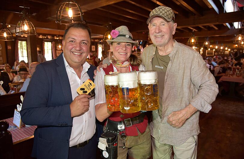 Geschäftsmann Elvis Mustafov, Adoptiv-Prinz Frederic von Anhalt und eine Wiesn-Bedienung