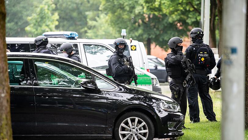 Einer der Angeklagten soll mit dem Auto auf die Angegriffenen zugefahren sein. (Archivbild)