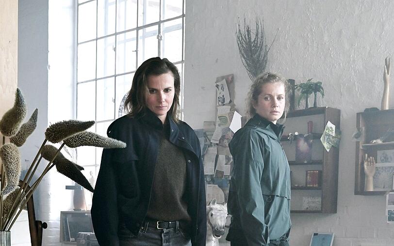 Karin Gorniak (Karin Hanczewski, links), Leo Winkler (Cornelia Gr&ouml;schel) und Peter Schnabel erwartet am Tatort ein &auml;u&szlig;erst blutiges Szenario. Gorniak wird schon bald vom Fall abgezogen, da sie eine pers&ouml;nliche Verbindung zur Hauptverd&auml;chtigen hat, der Freundin des Mordopfers.