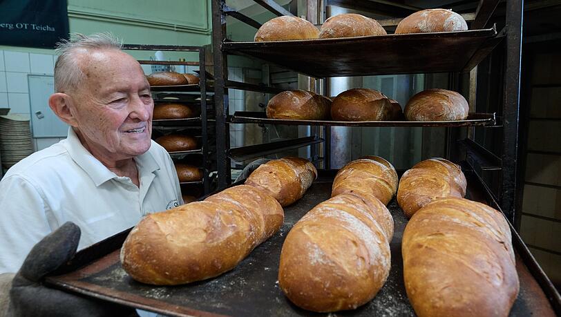 Auch mit 85 Jahren mit Leidenschaft in der Backstube: Gert Ebenrecht ist seit 65 Jahren Bäckermeister - dafür wird er von der Handwerkskammer Halle geehrt. Auch mit 85 Jahren mit Leidenschaft in der Backstube: Gert Ebenrecht ist seit 65 Jahren Bäckermeister - dafür wird er von der Handwerkskammer Halle geehrt.