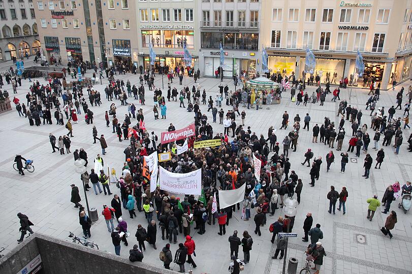 Pünktlich um 17.00 Uhr marschierten die wenigen Dutzend Olympia-Gegner auf dem Marienplatz auf.