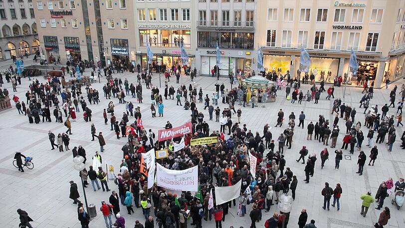 Pünktlich um 17.00 Uhr marschierten die wenigen Dutzend Olympia-Gegner auf dem Marienplatz auf. Pünktlich um 17.00 Uhr marschierten die wenigen Dutzend Olympia-Gegner auf dem Marienplatz auf.