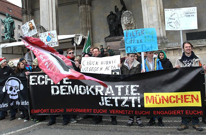 Affige Kostüme, witzige Plakate und viele Masken: Die Bilder von der Anti-ACTA-Demo in München