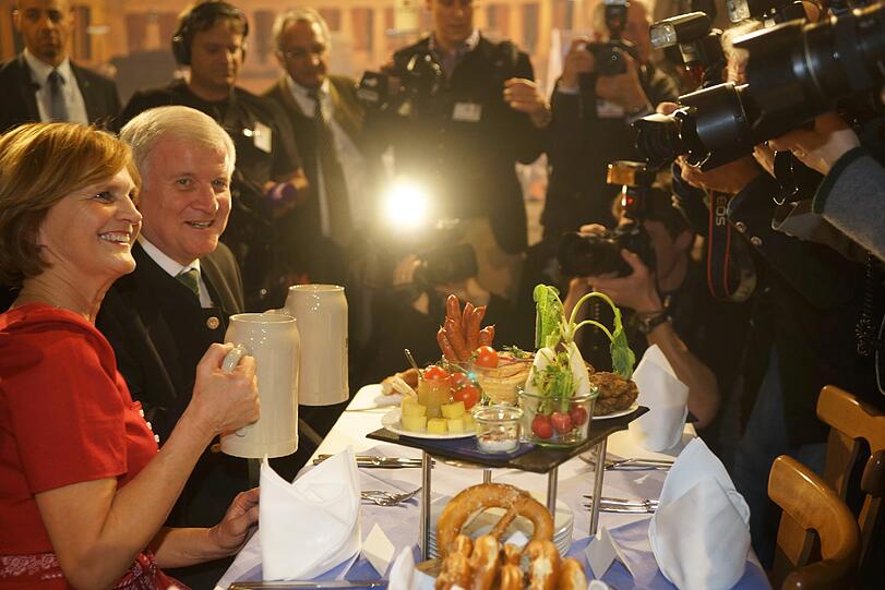 Im Scheinwerferlicht: Bayerns First Couple Horst und Karin Seehofer.