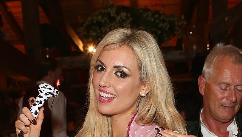 Ganz schön heiß im Käferzelt: Rosanna Davison, die Tochter von Sänger Chris de Burgh, mit einem Mini-Venitlator. Ganz schön heiß im Käferzelt: Rosanna Davison, die Tochter von Sänger Chris de Burgh, mit einem Mini-Venitlator.