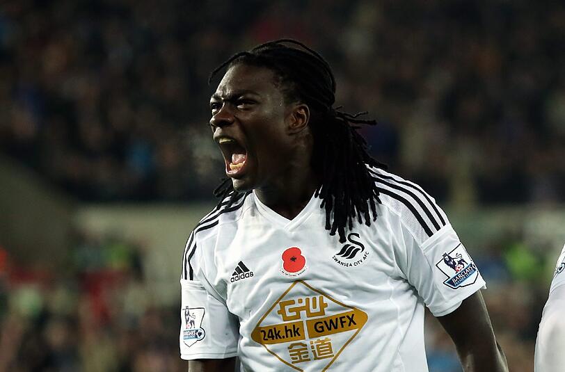 Bafétimbi Gomis von Swansea City ist erneut zusammengebrochen.