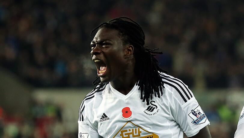 Bafétimbi Gomis von Swansea City ist erneut zusammengebrochen. Bafétimbi Gomis von Swansea City ist erneut zusammengebrochen.