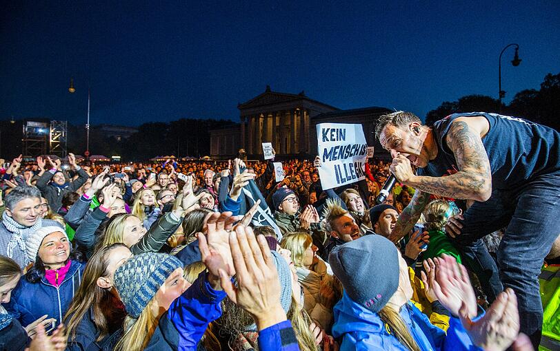 Ingo Donot von der Band "Donots" auf dem Königsplatz.