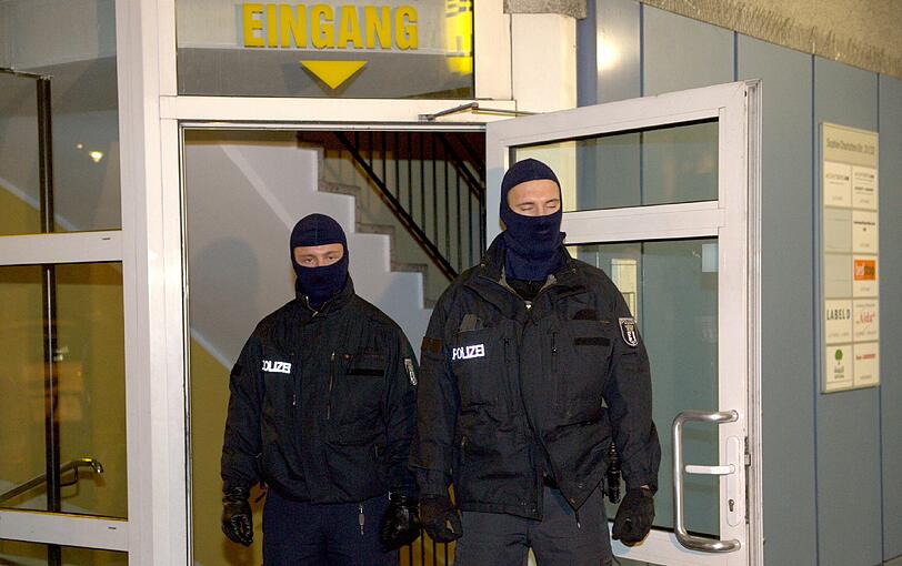 Razzia vor einem Kulturverein in Charlottenburg. Es wurde vermutet, dass hier Sprengstoff und Waffenteile für Anschläge gelagert wurden.