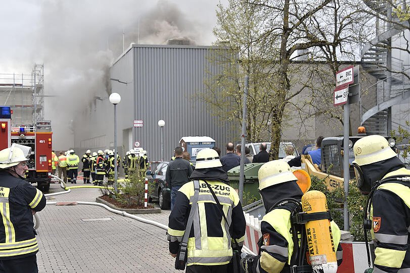 Ein technischer Defekt führte zu einem Großbrand beim Textilprouzenten Gore. Hier die Bilder des Brandes.