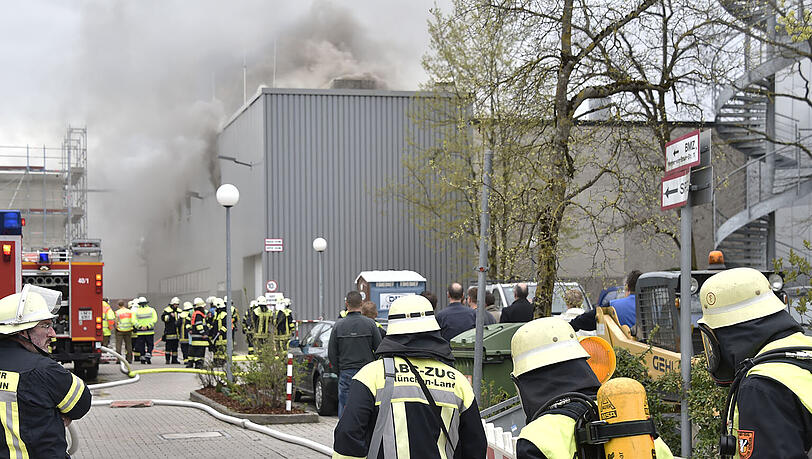 Ein technischer Defekt führte zu einem Großbrand beim Textilprouzenten Gore. Hier die Bilder des Brandes. Ein technischer Defekt führte zu einem Großbrand beim Textilprouzenten Gore. Hier die Bilder des Brandes.