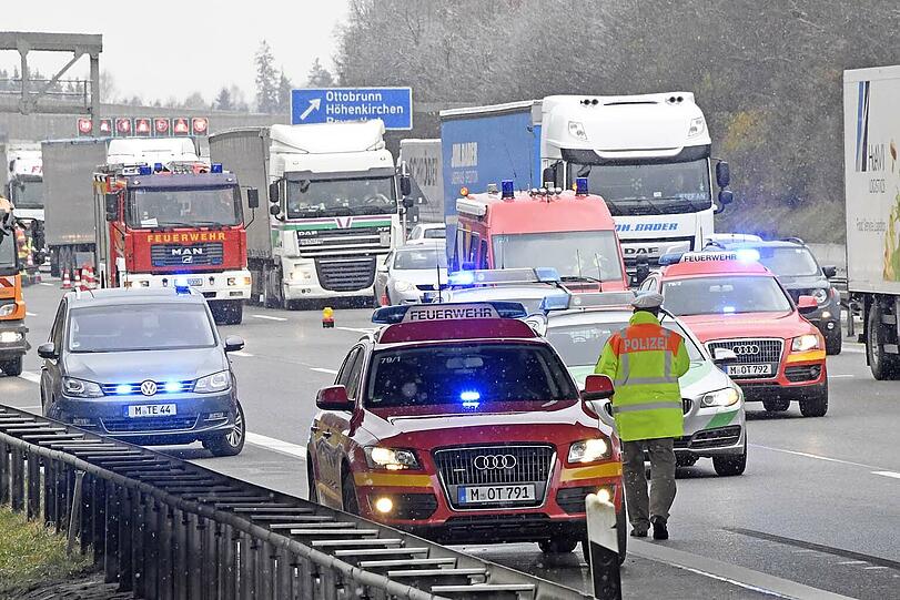 Ein Sattelzug rast ins Stauende. Der Fahrer hat einen Schutzengel. Die Bilder vom Unfall.
