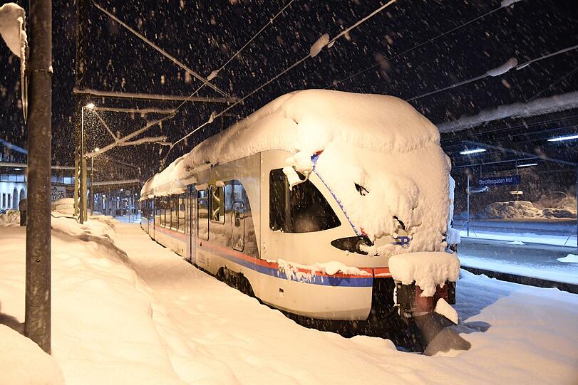 Der massive Schneefall beeinträchtigt den Schienenverkehr in Oberbayern - wie hier in Berchtesgaden.
