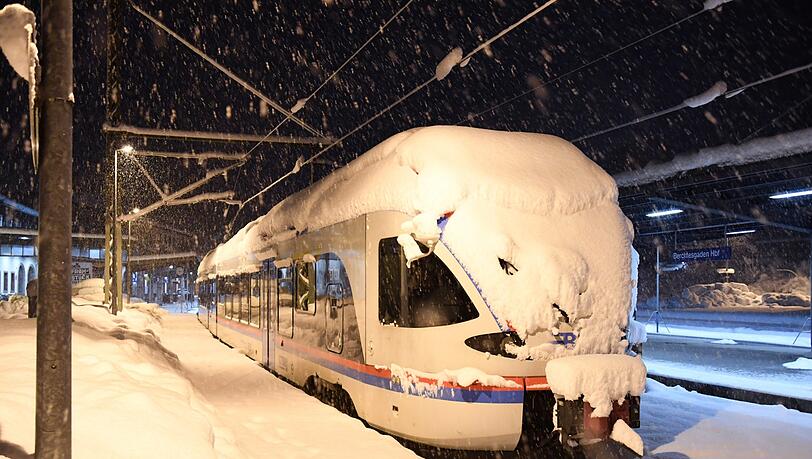 Der massive Schneefall beeinträchtigt den Schienenverkehr in Oberbayern - wie hier in Berchtesgaden.