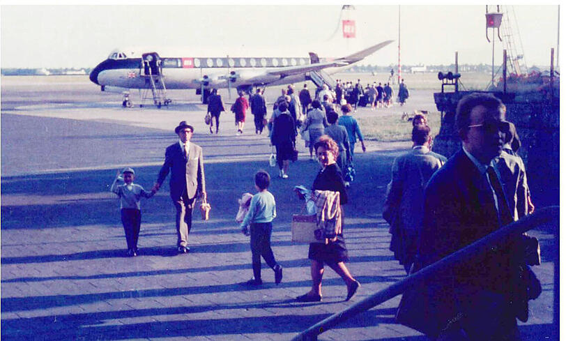 1962 in Riem: Die Familie Kühnel geht zu Fuß zum Flugzeug nach Berlin.