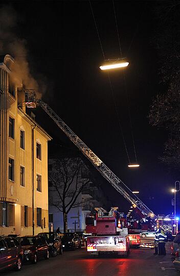 In diesem Haus in der Clemensstraße brach gegen 23 Uhr das Feuer aus.