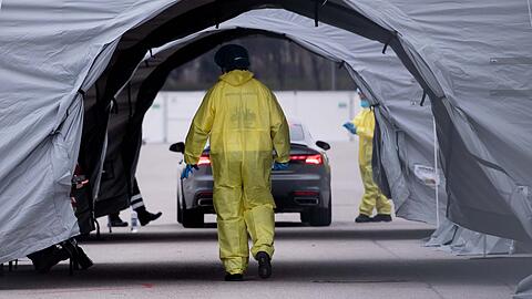 Medizinisches Personal in der Drive-in-Teststation auf der Theresienwiese für Menschen mit Covid-19 Verdacht.