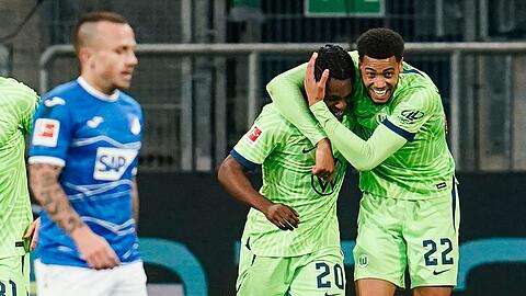 Die Wolfsburger Ridle Baku und Felix Nmecha (r) feiern den Sieg gegen die TSG Hoffenheim.