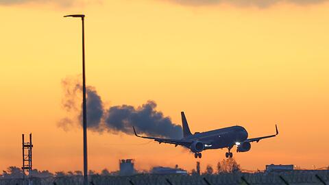 Ein Airbus der Luftwaffe landet am Morgen mit aus dem Sudan evakuierten Menschen auf dem Flughafen BER.