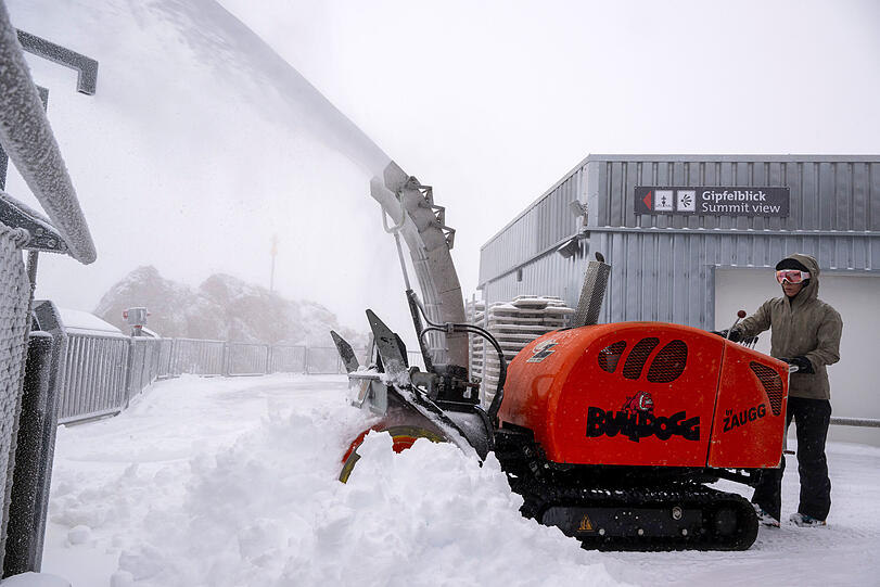 Schweres Gerät im Einsatz gegen den Neuschnee und für die Touristen auf der Zugspitze.