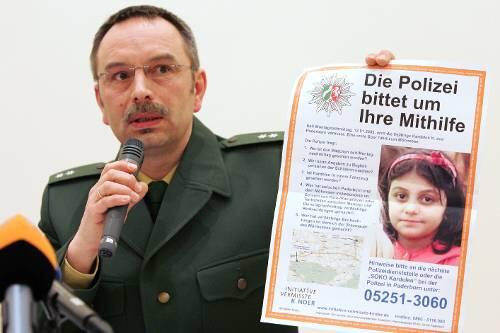 Mit diesem Plakat erhofft sich die Polizei Hinweise auf den Täter.