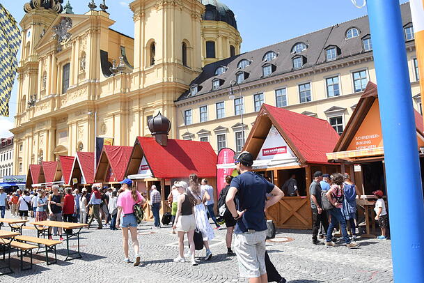 Im Handwerkerdorf auf dem Odeonsplatz informieren 15 verschiedene Innungen über ihr Handwerk und laden zum aktiven Mitmachen ein. Im Handwerkerdorf auf dem Odeonsplatz informieren 15 verschiedene Innungen über ihr Handwerk und laden zum aktiven Mitmachen ein.