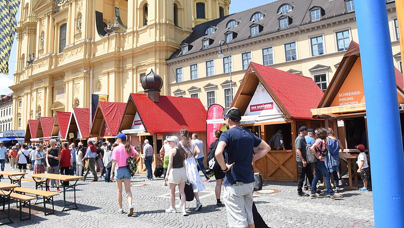 Im Handwerkerdorf auf dem Odeonsplatz informieren 15 verschiedene Innungen über ihr Handwerk und laden zum aktiven Mitmachen ein. Im Handwerkerdorf auf dem Odeonsplatz informieren 15 verschiedene Innungen über ihr Handwerk und laden zum aktiven Mitmachen ein.