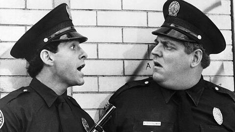 Peter Van Norden (r.) in einer Szene aus "Police Academy 2" mit Kollege Steve Guttenberg.