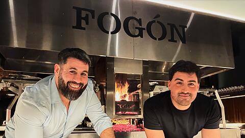 Das Restaurant "Fog&oacute;n Asado" von Sebasti&aacute;n Cardamoni (l) und Alex Pels ist laut der Reise-App Tripadvisor das beste Restaurant der Welt.
