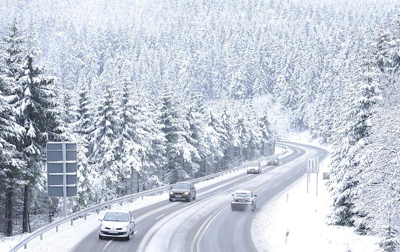 Wintersportfreunde können sich freuen: In einigen Regionen Bayerns hat sich am Montag endlich der Winter blicken lassen - auch in anderen Teilen Deutschlands fiel Schnee.
