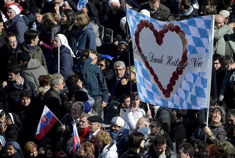 Zahlreiche Pilger aus Bayern warten vor dem Petersdom auf die Audienz des Papstes.