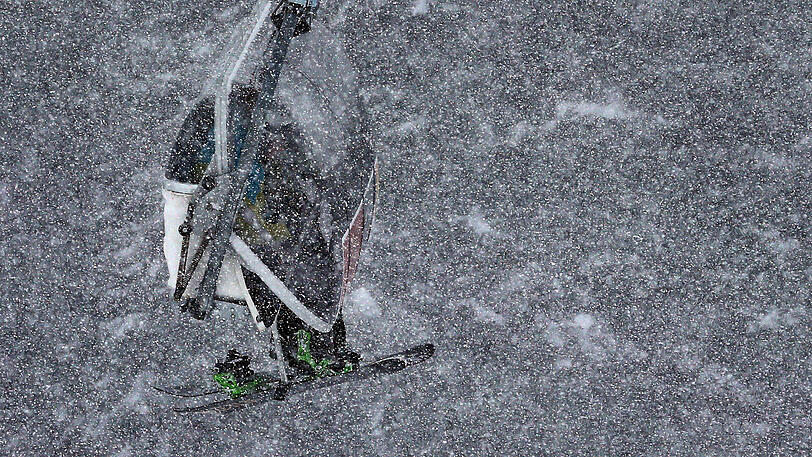 Ein schwerer Sturz aus sieben Metern hat eine Frau schwer verletzt.