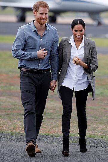 Prinz Harry und Herzogin Meghan kommen bei ihrer ersten Auslandsreise gut gelaunt am Regional Airport von Dubbo an.