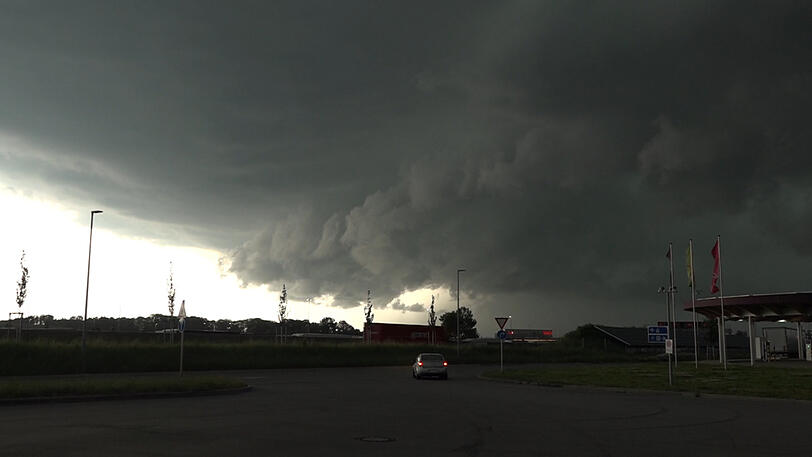 ...es droht Ungemach. Dunkle Wolken türmen sich auf.