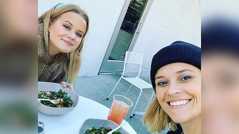 Speisen gerne gemeinsam: Reese Witherspoon und Tochter Ava (l.)
